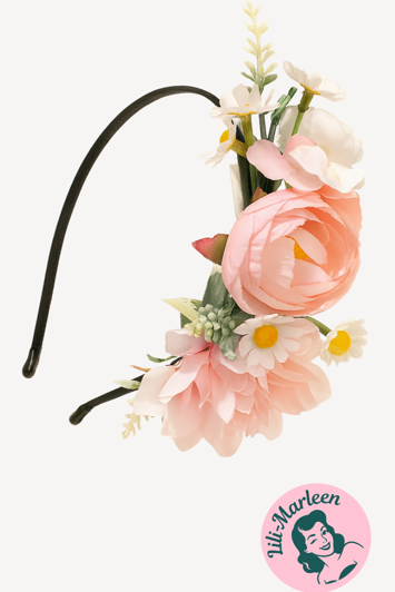 Rosy Romance – Elegant Hårbøjle med Lyserøde Blomster og Tusindfryd 