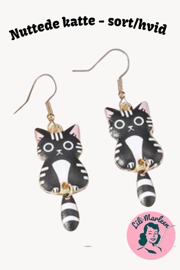 Nuttede katte – sort/hvid – Med svingende hale