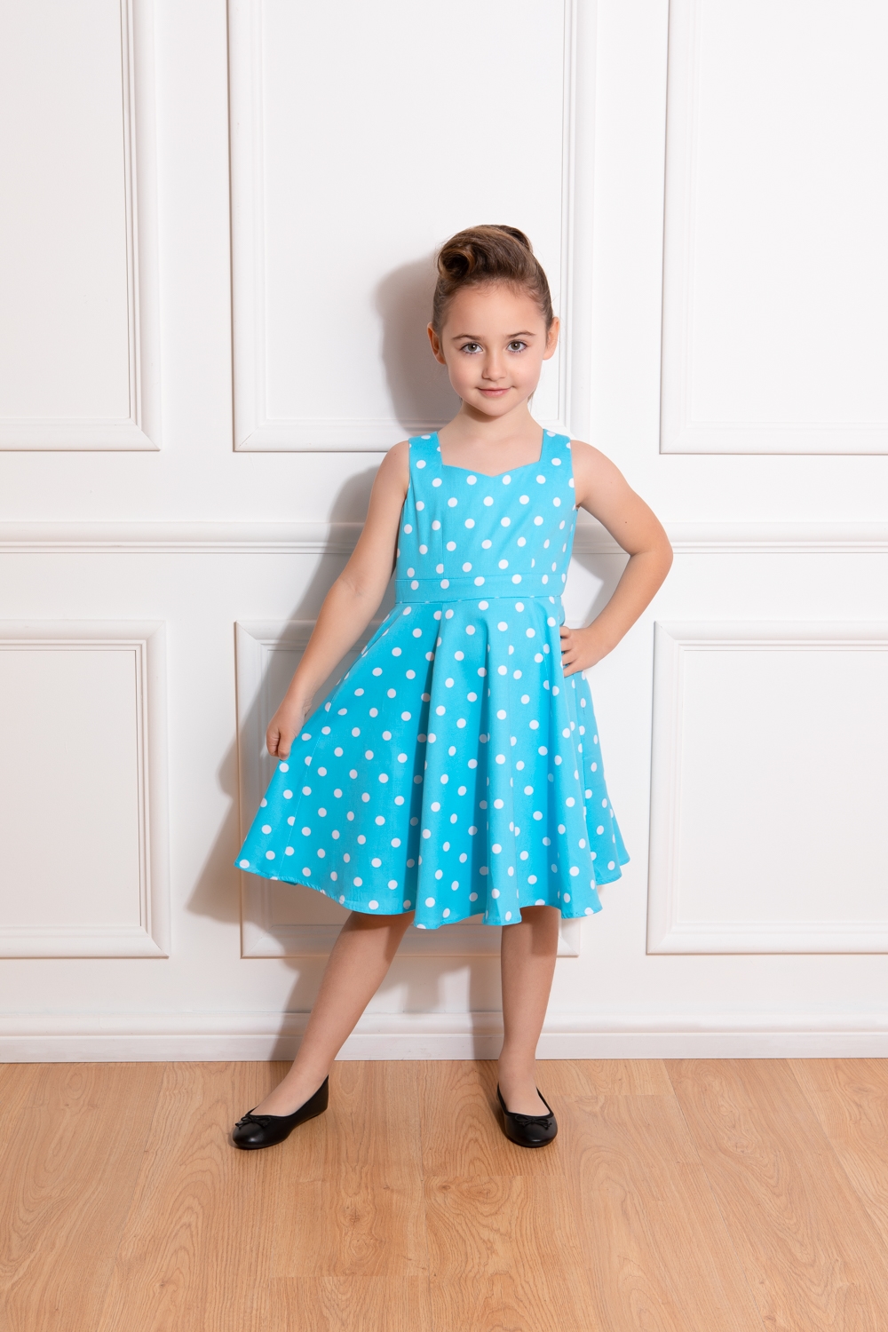 Duchess sofistikeret køber Børne swing kjole, Mini Ruth - sød 50ér kjole til piger i en flot klar blå  med hvide prikker