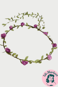 Blomsterkrans med små lilla roser, perler og bladranke