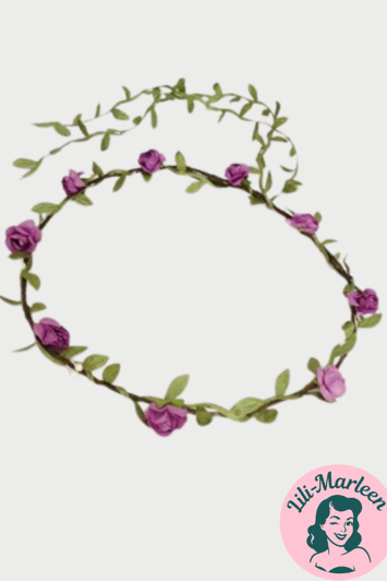 Blomsterkrans med små lilla roser, perler og bladranke