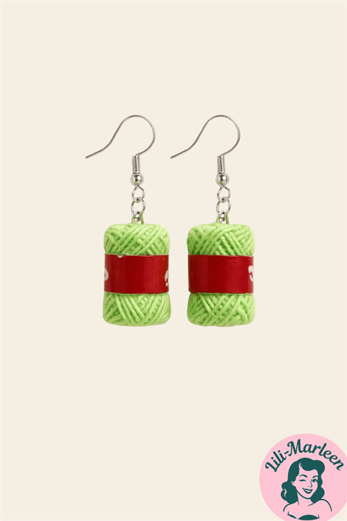 Garnnøgle-øreringe i grøn med rød etiket