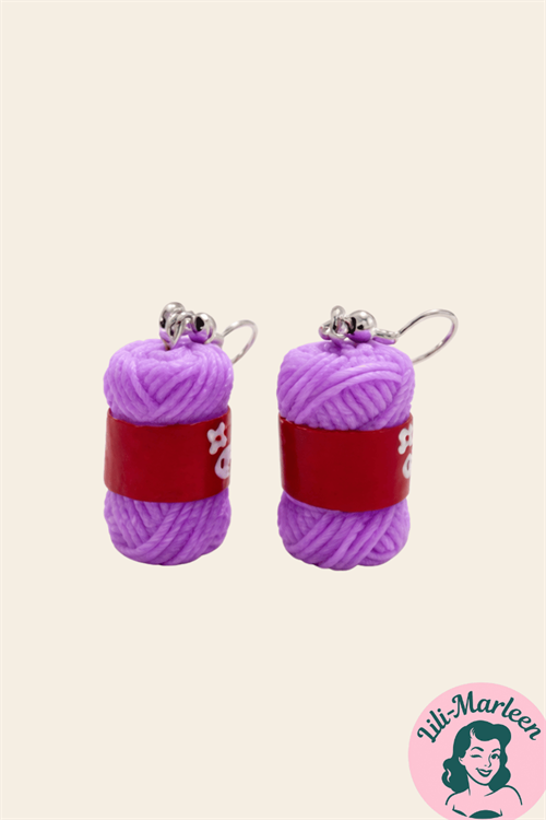 Purple Knit – garnnøgle-øreringe i lilla med rød etiket