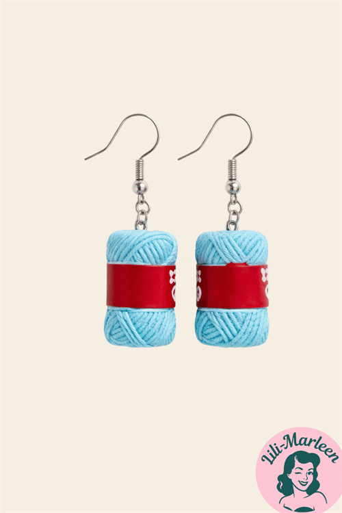 Garnnøgle-øreringe i tealblå med rød etiket