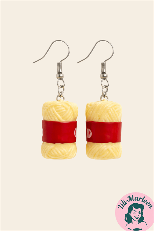 Garnnøgle-øreringe i lysegul med rød etiket