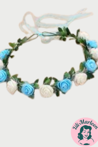 Blomsterkrans med roser, lyseblå og hvid 