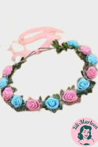 Blomsterkrans med roser, pink & blå  
