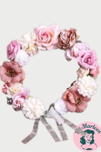 Blomsterkrans; lyserød med store blomster/roser - hvid/caffelatté/Lyserød