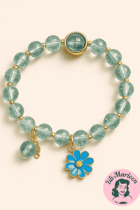 “Little Miss Frost” – Børnearmbånd med frostblå perler og blomstervedhæng