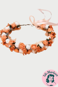 Blomsterkrans med små roser og tyl,  mørk peach og hvid