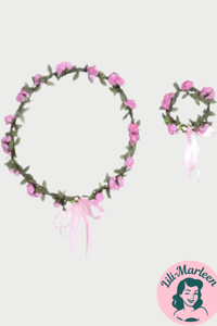 Blomsterkrans med små blomster i lyserød og bånd med lille lyserød corsage