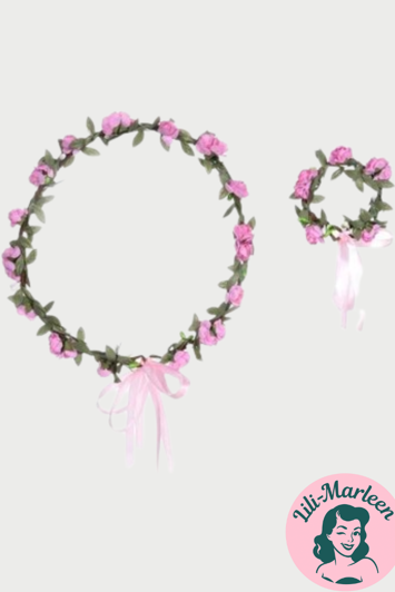 Blomsterkrans med små blomster i lyserød og bånd med lille lyserød corsage
