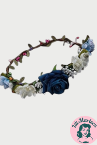 Blomsterkrans med blomster og roser, blå og hvid 