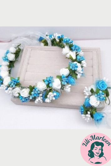 Blomsterkrans med blomster/roser i hvid/blå og silkebånd med lille corsage