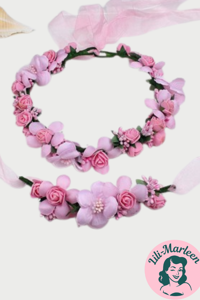 Blomsterkrans med roser og blomster og silkebånd i lyserød med lille corsage 