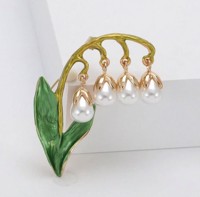 Broche – Liljekonval med Perler og Grønne Blade