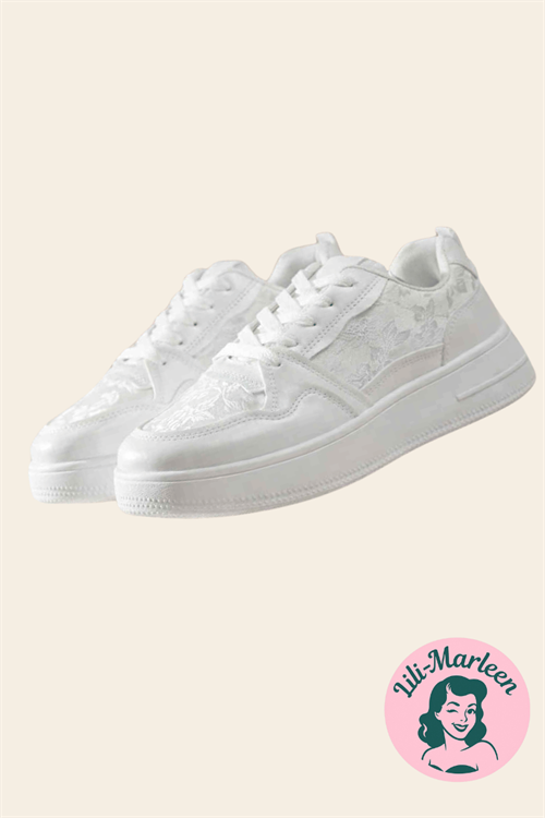 Romantiske sneakers med fine blondedetaljer