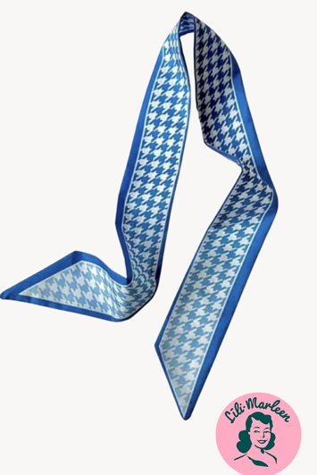 Smalt pyntetørklæde i blå nuancer – Klassisk twist i mini-format