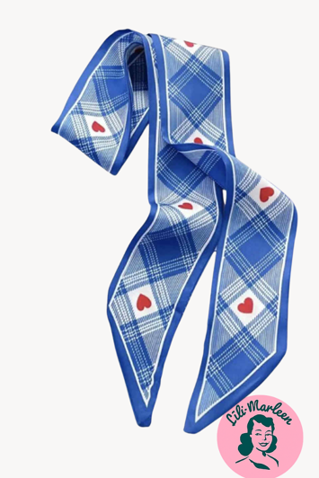 Smalt pyntetørklæde i blå tern med hjerter – Klassisk mønster med et sødt twist