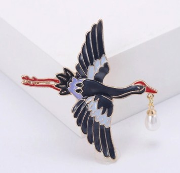 Broche - flyvende stork med gave til en heldig