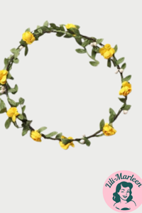 Blomsterkrans med små solgule roser, perler og bladranke