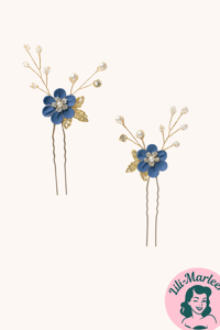 Hårnåle; 2 x hårnåle med blomst og perler, kongeblå/guld