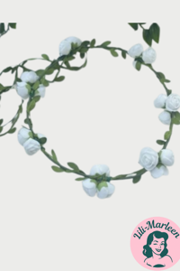 Blomsterkrans med store roser med ranke