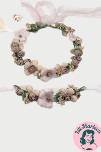 Hårkrans med roser, caffelatte/beige med lille corsage 