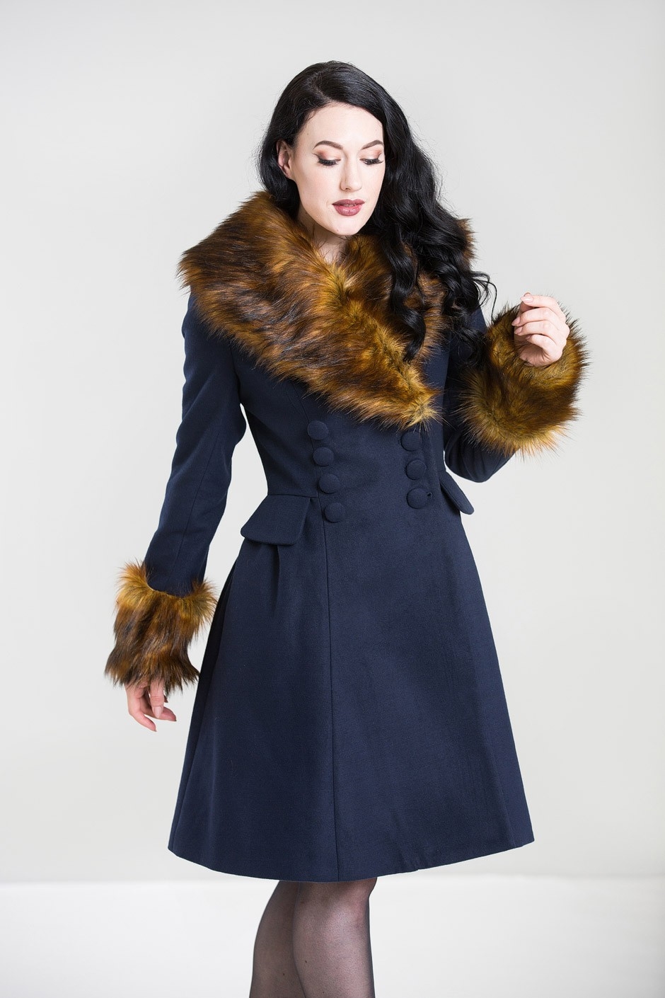 Roxy, coat: Lækker varm og feminin frakke i mørkeblå med sød pelskrave - fantastisk frakke, vi når der er gjort noget af det.