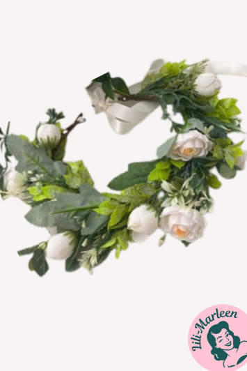 Elegant Blomster-hårkrans med Hvide Roser og Friske Grønne Blade