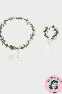 Blomsterkrans med små blomster i hvid og bånd med lille hvid corsage