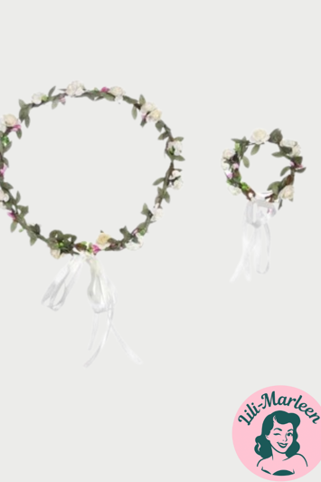 Blomsterkrans med små blomster i hvid og bånd med lille hvid corsage