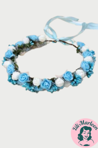 Blomsterkrans med små roser og tyl, lyseblå/hvid