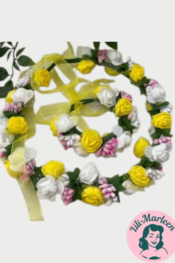 Blomsterkrans med roser og silkebånd i hvid/gul med lille corsage
