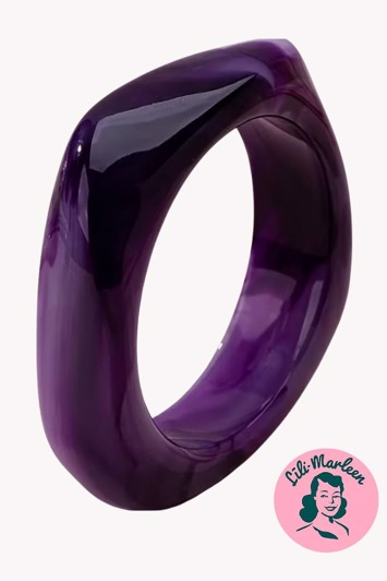 Scarlet Swing – Skulpturelt lilla bangle med retrokant