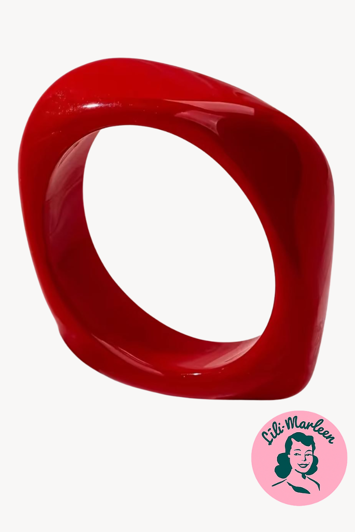 Scarlet Swing – Skulpturelt rødt bangle med retrokant