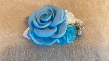 Hårklips med blomster/roser - blå/hvid/sølv (M21)