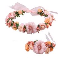 Blomsterkrans med roser og blomster og silkebånd i peach med lille corsage 