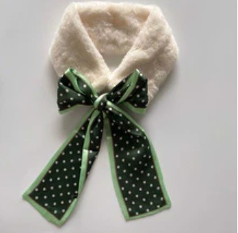 Pelskrave; kunstpels med silke tørklæde, grøn med prikker