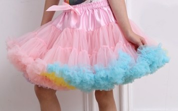 Strutskørt deluxe - Lyserød pastel regnbue