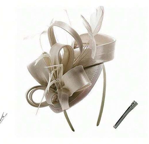 Betager – lys caffelatté Fascinator på Hårbøjle med Satin og Fjer 