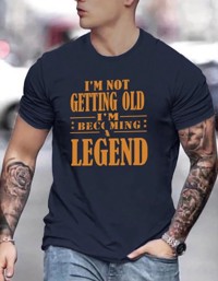 T-shirt til mænd - I am not getting old, I’m becoming a legend - Navyblå T-shirt med fedt retro-tryk