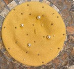 Beret, gul med perler i flere størrelser