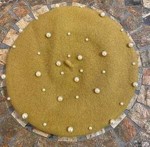 Beret, støvet grøngul med perler - lækker vintageinspireret beret i filt