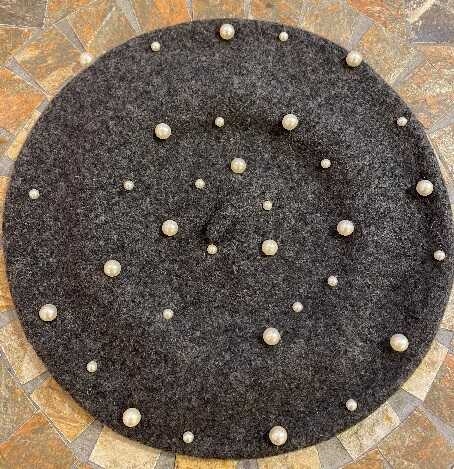 Beret, mørk grå med perler - lækker vintageinspireret beret i filt