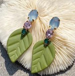 Øreringe - store hængeøreringe med grønt blad med ivory/lyserød/grønne sten