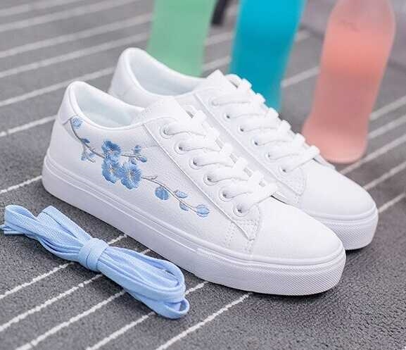 smuk Fern Tomhed Sneakers - hvide med lyseblåt broderi