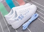 Sneakers - Blue Daisy - hvide med lyseblåt broderi 