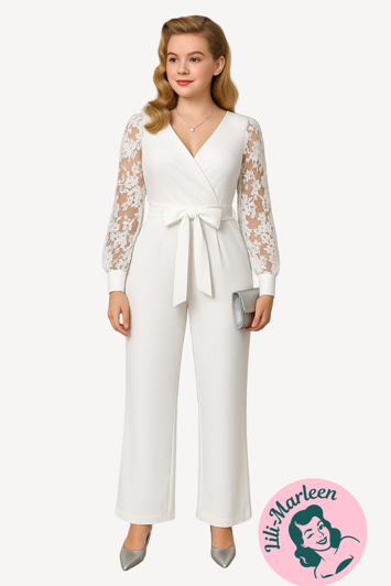 Miss Elegant White – Hvid Buksedragt med Blondeærmer og Bindebånd i Taljen