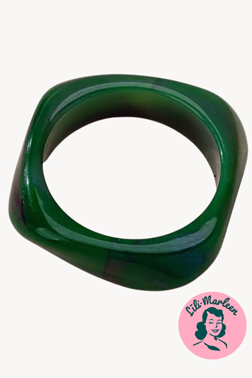 Scarlet Swing – Skulpturelt grøn bangle med retrokant
